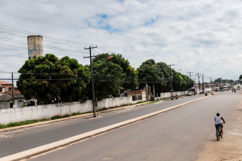 As obras de duplicação da rodovia do Tapanã e rua Yamada, em Belém, executadas pelo Governo do Pará por meio do Núcleo de Gerenciamento de Transporte Metropolitano (NGTM), seguem em ritmo intenso ao longo de 9 KMs. Na rodovia do Tapanã, por exemplo, serviços de drenagem e terraplenagem já ocorrem no trecho final, entre a rua da Piçarreira e a rodovia Arthur Bernardes. <div class='credito_fotos'>Foto: Pedro Guerreiro / Ag. Pará   |   <a href='/midias/2020/originais/5872_e63228a6-bf8e-3e96-c833-2c333f753945.jpg' download><i class='fa-solid fa-download'></i> Download</a></div>