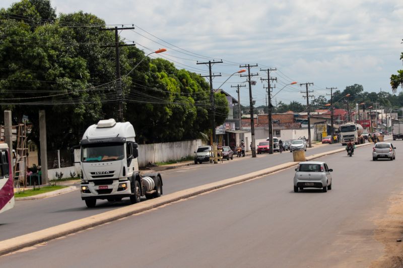 As obras de duplicação da rodovia do Tapanã e rua Yamada, em Belém, executadas pelo Governo do Pará por meio do Núcleo de Gerenciamento de Transporte Metropolitano (NGTM), seguem em ritmo intenso ao longo de 9 KMs. Na rodovia do Tapanã, por exemplo, serviços de drenagem e terraplenagem já ocorrem no trecho final, entre a rua da Piçarreira e a rodovia Arthur Bernardes. <div class='credito_fotos'>Foto: Pedro Guerreiro / Ag. Pará   |   <a href='/midias/2020/originais/5872_f8f6ebe5-24b7-0f78-68f6-f64c43906eca.jpg' download><i class='fa-solid fa-download'></i> Download</a></div>