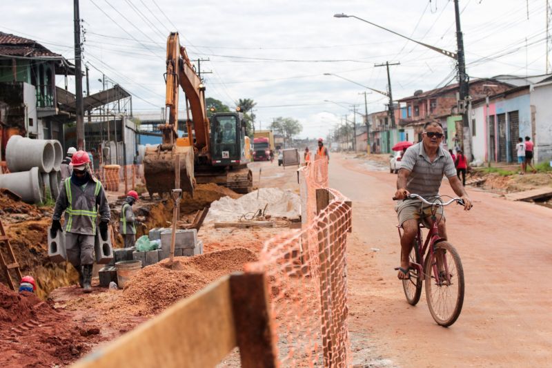 As obras de duplicação da rodovia do Tapanã e rua Yamada, em Belém, executadas pelo Governo do Pará por meio do Núcleo de Gerenciamento de Transporte Metropolitano (NGTM), seguem em ritmo intenso ao longo de 9 KMs. Na rodovia do Tapanã, por exemplo, serviços de drenagem e terraplenagem já ocorrem no trecho final, entre a rua da Piçarreira e a rodovia Arthur Bernardes. <div class='credito_fotos'>Foto: Pedro Guerreiro / Ag. Pará   |   <a href='/midias/2020/originais/5872_fa9570ce-1c6c-0727-8428-b25d76d1d664.jpg' download><i class='fa-solid fa-download'></i> Download</a></div>