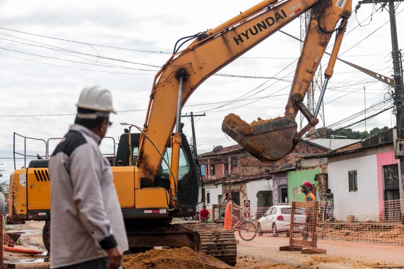 As obras de duplicação da rodovia do Tapanã e rua Yamada, em Belém, executadas pelo Governo do Pará por meio do Núcleo de Gerenciamento de Transporte Metropolitano (NGTM), seguem em ritmo intenso ao longo de 9 KMs. Na rodovia do Tapanã, por exemplo, serviços de drenagem e terraplenagem já ocorrem no trecho final, entre a rua da Piçarreira e a rodovia Arthur Bernardes. <div class='credito_fotos'>Foto: Pedro Guerreiro / Ag. Pará   |   <a href='/midias/2020/originais/5872_fd0180cd-8062-3c41-3ebc-319ca99fa11c.jpg' download><i class='fa-solid fa-download'></i> Download</a></div>