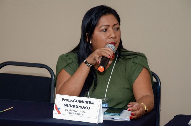 Professora do estado há cerca de 10 anos na aldeia Munduruku de Jacareacanga, a docente Giandrea Munduruku <div class='credito_fotos'>Foto: Eliseu Dias / Ascom Seduc   |   <a href='/midias/2020/originais/5885_9e0775e8-85ea-ef4e-1064-51a53cb3872c.jpg' download><i class='fa-solid fa-download'></i> Download</a></div>