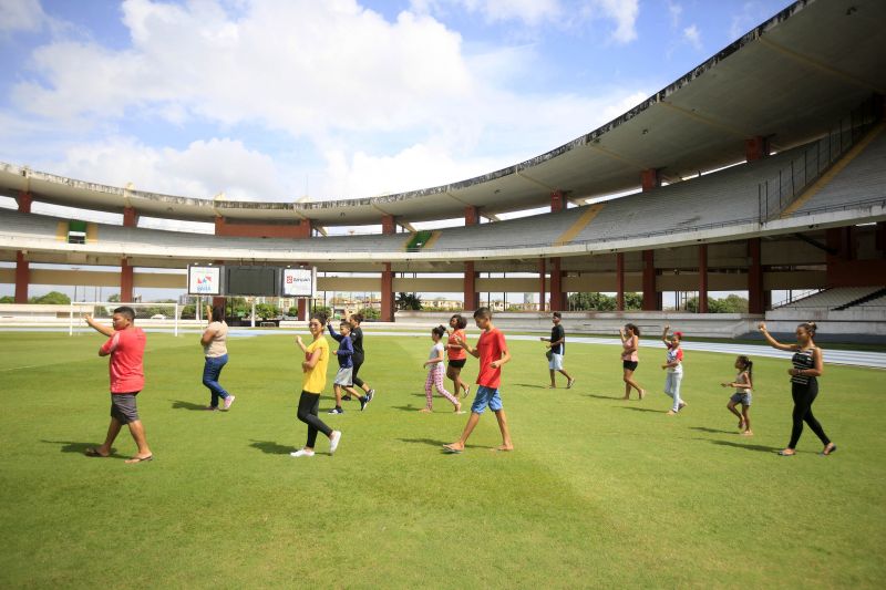 Voluntários se preparam para a grande abertura do Parazão 2020 <div class='credito_fotos'>Foto: Bruno Cecim / Ag.Pará   |   <a href='/midias/2020/originais/5888_0e6d6695-f321-3a27-b348-7582fe5107a6.jpg' download><i class='fa-solid fa-download'></i> Download</a></div>