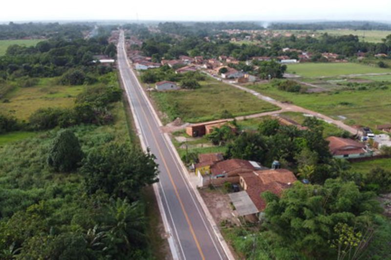 Uma nova PA-416 foi entregue neste sábado (18) ao moradores da Região Metropolitana de Belém, em especial para quem vive, trabalha e segue da BR-316 até a entrada da Vila de Americano, principal distrito do município de Santa Izabel do Pará. A rodovia paraense foi entregue a toda população do estado pelo Governador Helder Barbalho. <div class='credito_fotos'>Foto: Marcelo Seabra / Ag. Pará   |   <a href='/midias/2020/originais/5895_91b33191-87ae-ea0e-e8f5-191d956e6cc4.jpg' download><i class='fa-solid fa-download'></i> Download</a></div>