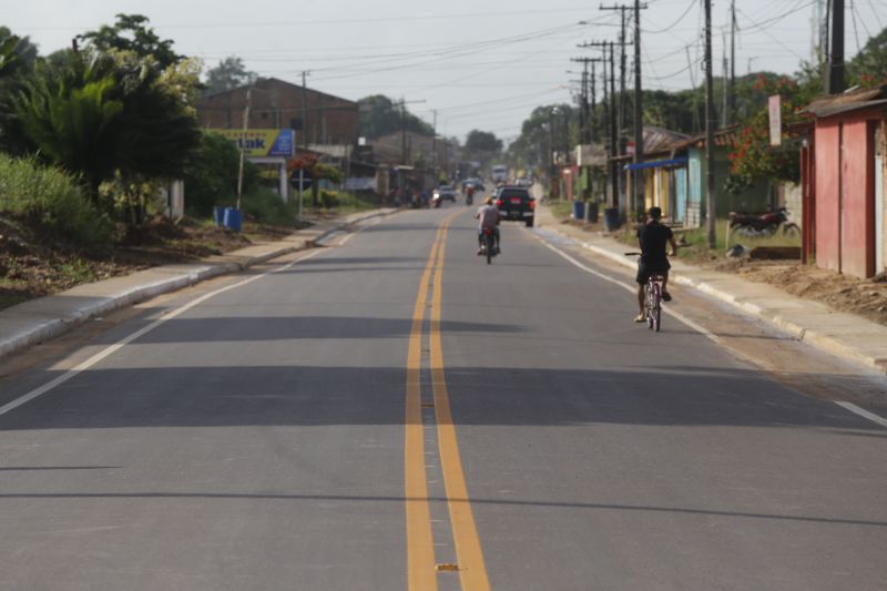 Uma nova PA-416 foi entregue neste sábado (18) ao moradores da Região Metropolitana de Belém, em especial para quem vive, trabalha e segue da BR-316 até a entrada da Vila de Americano, principal distrito do município de Santa Izabel do Pará. A rodovia paraense foi entregue a toda população do estado pelo Governador Helder Barbalho. <div class='credito_fotos'>Foto: Marcelo Seabra / Ag. Pará   |   <a href='/midias/2020/originais/5895_cd7787d5-fe76-41ae-481f-b309351e7127.jpg' download><i class='fa-solid fa-download'></i> Download</a></div>