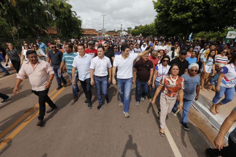 Uma nova PA-416 foi entregue neste sábado (18) ao moradores da Região Metropolitana de Belém, em especial para quem vive, trabalha e segue da BR-316 até a entrada da Vila de Americano, principal distrito do município de Santa Izabel do Pará. A rodovia paraense foi entregue a toda população do estado pelo Governador Helder Barbalho. <div class='credito_fotos'>Foto: Marcelo Seabra / Ag. Pará   |   <a href='/midias/2020/originais/5895_efcdf6bb-64bd-b204-338d-99a3fd4a25b3.jpg' download><i class='fa-solid fa-download'></i> Download</a></div>