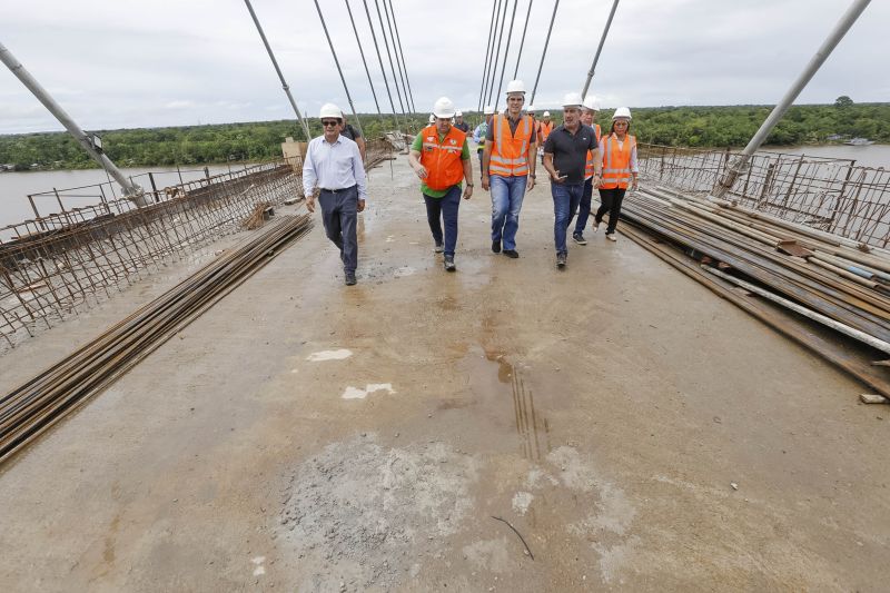 Durante a vistoria realizada neste domingo (19) pelo governador do Estado do Pará às obras de reconstrução da Ponte sobre o Rio Moju, no complexo da Alça Viária, Helder Barbalho anunciou a entrega da Nova ponte no dia 31 deste mês. <div class='credito_fotos'>Foto: Marcelo Seabra / Ag. Pará   |   <a href='/midias/2020/originais/5899_172508c0-403a-ff14-d0cd-2226a48b2c47.jpg' download><i class='fa-solid fa-download'></i> Download</a></div>