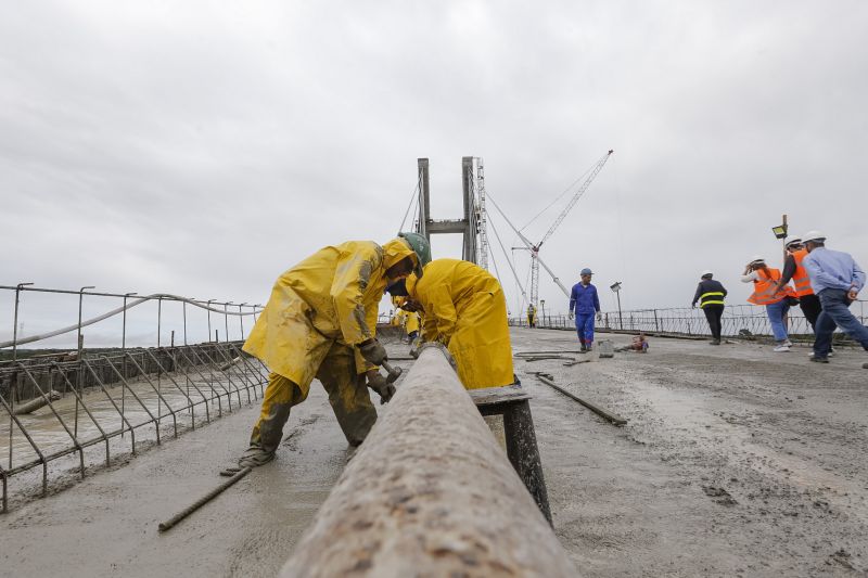 Durante a vistoria realizada neste domingo (19) pelo governador do Estado do Pará às obras de reconstrução da Ponte sobre o Rio Moju, no complexo da Alça Viária, Helder Barbalho anunciou a entrega da Nova ponte no dia 31 deste mês. <div class='credito_fotos'>Foto: Marcelo Seabra / Ag. Pará   |   <a href='/midias/2020/originais/5899_1f79c2c2-3769-4adc-f9fa-6c039d4df619.jpg' download><i class='fa-solid fa-download'></i> Download</a></div>