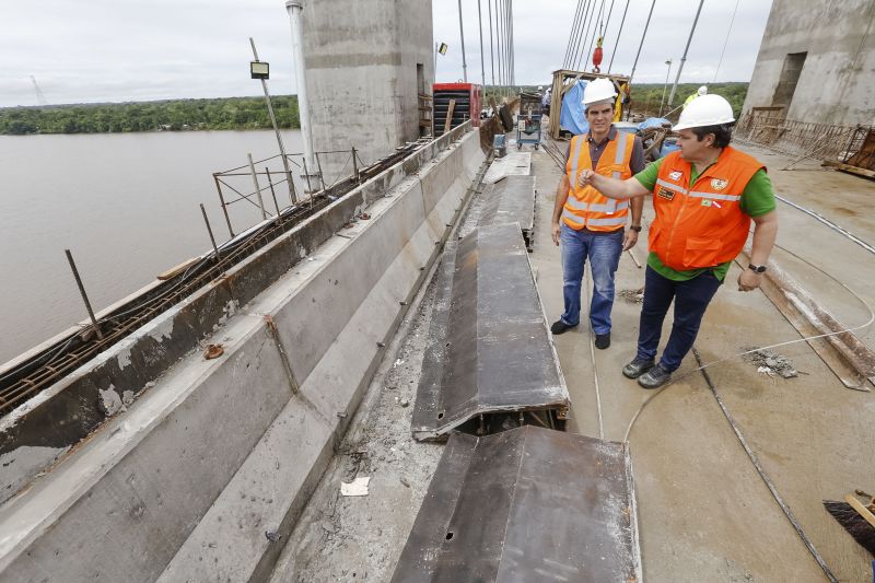 Durante a vistoria realizada neste domingo (19) pelo governador do Estado do Pará às obras de reconstrução da Ponte sobre o Rio Moju, no complexo da Alça Viária, Helder Barbalho anunciou a entrega da Nova ponte no dia 31 deste mês. <div class='credito_fotos'>Foto: Marcelo Seabra / Ag. Pará   |   <a href='/midias/2020/originais/5899_3782cacb-6630-d37e-6636-9713ee10089b.jpg' download><i class='fa-solid fa-download'></i> Download</a></div>