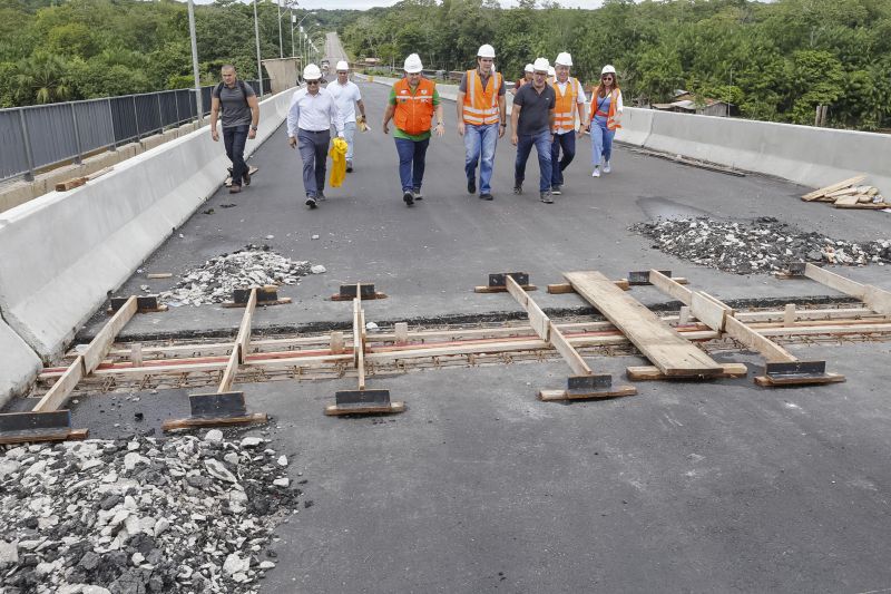 Durante a vistoria realizada neste domingo (19) pelo governador do Estado do Pará às obras de reconstrução da Ponte sobre o Rio Moju, no complexo da Alça Viária, Helder Barbalho anunciou a entrega da Nova ponte no dia 31 deste mês. <div class='credito_fotos'>Foto: Marcelo Seabra / Ag. Pará   |   <a href='/midias/2020/originais/5899_3f5175f1-0ed1-0315-9e43-e505487ece92.jpg' download><i class='fa-solid fa-download'></i> Download</a></div>