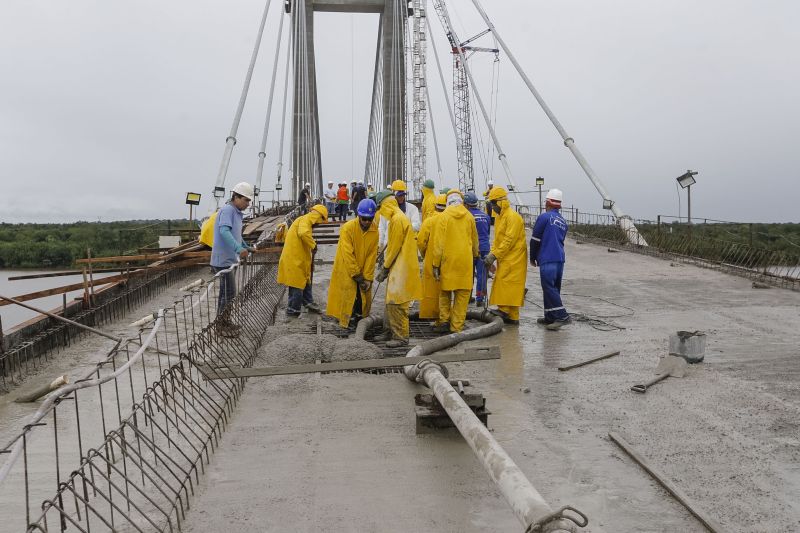 Durante a vistoria realizada neste domingo (19) pelo governador do Estado do Pará às obras de reconstrução da Ponte sobre o Rio Moju, no complexo da Alça Viária, Helder Barbalho anunciou a entrega da Nova ponte no dia 31 deste mês. <div class='credito_fotos'>Foto: Marcelo Seabra / Ag. Pará   |   <a href='/midias/2020/originais/5899_43184977-16c2-7497-9ed0-ff8153fb9142.jpg' download><i class='fa-solid fa-download'></i> Download</a></div>