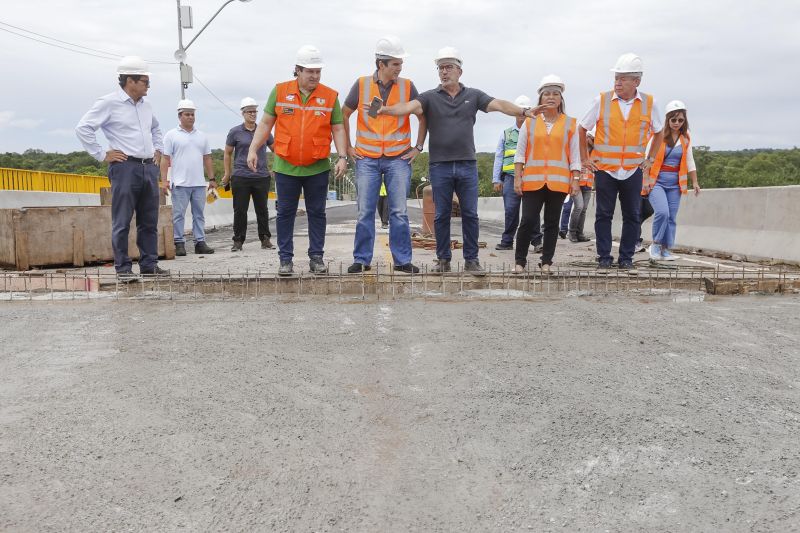 Durante a vistoria realizada neste domingo (19) pelo governador do Estado do Pará às obras de reconstrução da Ponte sobre o Rio Moju, no complexo da Alça Viária, Helder Barbalho anunciou a entrega da Nova ponte no dia 31 deste mês. <div class='credito_fotos'>Foto: Marcelo Seabra / Ag. Pará   |   <a href='/midias/2020/originais/5899_4b4a6d21-670f-03d8-36f2-49409fbd4d08.jpg' download><i class='fa-solid fa-download'></i> Download</a></div>