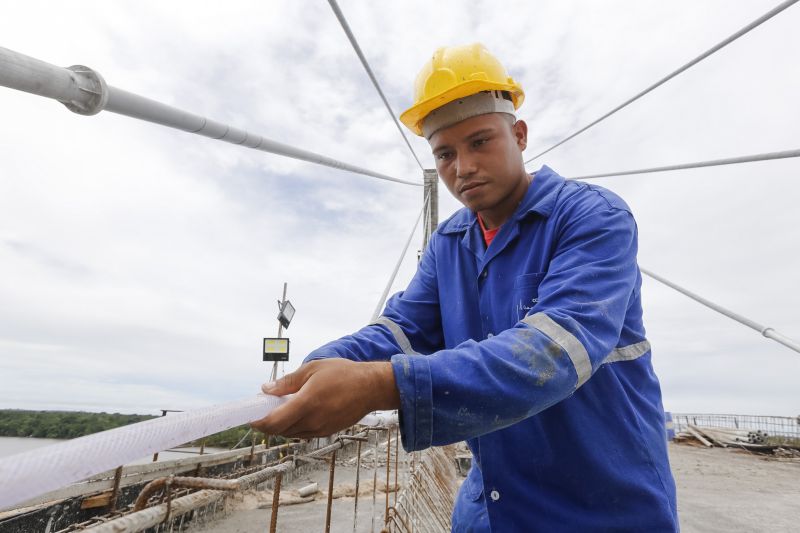 Durante a vistoria realizada neste domingo (19) pelo governador do Estado do Pará às obras de reconstrução da Ponte sobre o Rio Moju, no complexo da Alça Viária, Helder Barbalho anunciou a entrega da Nova ponte no dia 31 deste mês. <div class='credito_fotos'>Foto: Marcelo Seabra / Ag. Pará   |   <a href='/midias/2020/originais/5899_60af0d12-ff5f-a138-05f9-c684327814a2.jpg' download><i class='fa-solid fa-download'></i> Download</a></div>