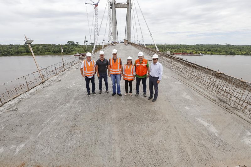 Durante a vistoria realizada neste domingo (19) pelo governador do Estado do Pará às obras de reconstrução da Ponte sobre o Rio Moju, no complexo da Alça Viária, Helder Barbalho anunciou a entrega da Nova ponte no dia 31 deste mês. <div class='credito_fotos'>Foto: Marcelo Seabra / Ag. Pará   |   <a href='/midias/2020/originais/5899_60eccbf2-7a85-1128-82ee-817be27899c3.jpg' download><i class='fa-solid fa-download'></i> Download</a></div>