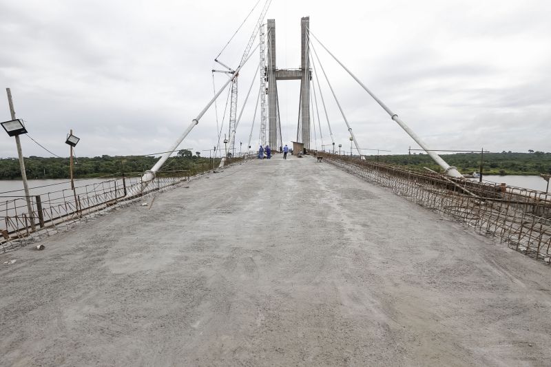 Durante a vistoria realizada neste domingo (19) pelo governador do Estado do Pará às obras de reconstrução da Ponte sobre o Rio Moju, no complexo da Alça Viária, Helder Barbalho anunciou a entrega da Nova ponte no dia 31 deste mês. <div class='credito_fotos'>Foto: Marcelo Seabra / Ag. Pará   |   <a href='/midias/2020/originais/5899_643f4f11-10e9-b76d-dc74-e595c608ee09.jpg' download><i class='fa-solid fa-download'></i> Download</a></div>