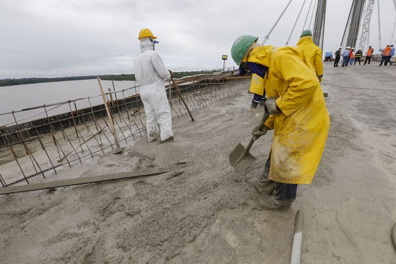 Durante a vistoria realizada neste domingo (19) pelo governador do Estado do Pará às obras de reconstrução da Ponte sobre o Rio Moju, no complexo da Alça Viária, Helder Barbalho anunciou a entrega da Nova ponte no dia 31 deste mês. <div class='credito_fotos'>Foto: Marcelo Seabra / Ag. Pará   |   <a href='/midias/2020/originais/5899_7b716161-2aec-1465-3592-61fba7233413.jpg' download><i class='fa-solid fa-download'></i> Download</a></div>