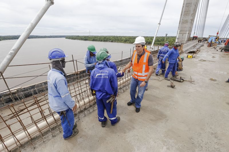 Durante a vistoria realizada neste domingo (19) pelo governador do Estado do Pará às obras de reconstrução da Ponte sobre o Rio Moju, no complexo da Alça Viária, Helder Barbalho anunciou a entrega da Nova ponte no dia 31 deste mês. <div class='credito_fotos'>Foto: Marcelo Seabra / Ag. Pará   |   <a href='/midias/2020/originais/5899_7d2b09ca-e5cf-244b-a6fb-353fbfb5e727.jpg' download><i class='fa-solid fa-download'></i> Download</a></div>