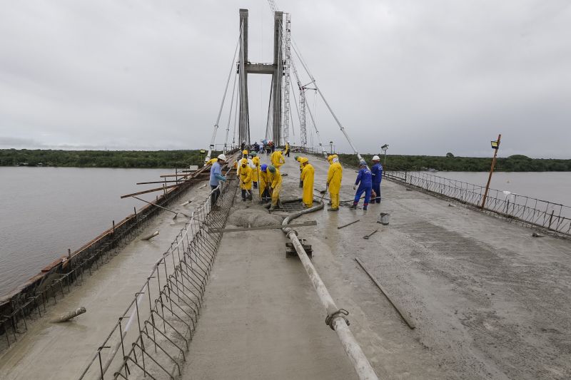 Durante a vistoria realizada neste domingo (19) pelo governador do Estado do Pará às obras de reconstrução da Ponte sobre o Rio Moju, no complexo da Alça Viária, Helder Barbalho anunciou a entrega da Nova ponte no dia 31 deste mês. <div class='credito_fotos'>Foto: Marcelo Seabra / Ag. Pará   |   <a href='/midias/2020/originais/5899_881cb845-415d-daba-7f5f-e92f328c7fe5.jpg' download><i class='fa-solid fa-download'></i> Download</a></div>