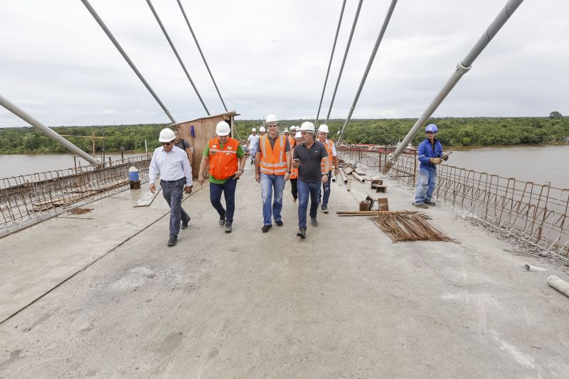 Durante a vistoria realizada neste domingo (19) pelo governador do Estado do Pará às obras de reconstrução da Ponte sobre o Rio Moju, no complexo da Alça Viária, Helder Barbalho anunciou a entrega da Nova ponte no dia 31 deste mês. <div class='credito_fotos'>Foto: Marcelo Seabra / Ag. Pará   |   <a href='/midias/2020/originais/5899_89642590-9e4d-d7d4-dcc0-e9b7e350c47e.jpg' download><i class='fa-solid fa-download'></i> Download</a></div>