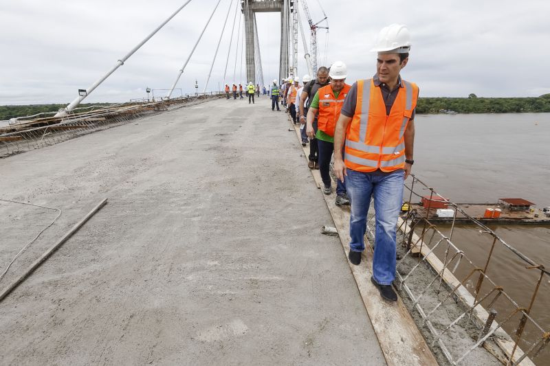 Durante a vistoria realizada neste domingo (19) pelo governador do Estado do Pará às obras de reconstrução da Ponte sobre o Rio Moju, no complexo da Alça Viária, Helder Barbalho anunciou a entrega da Nova ponte no dia 31 deste mês. <div class='credito_fotos'>Foto: Marcelo Seabra / Ag. Pará   |   <a href='/midias/2020/originais/5899_b61de961-1201-239e-6149-2820b1a40765.jpg' download><i class='fa-solid fa-download'></i> Download</a></div>