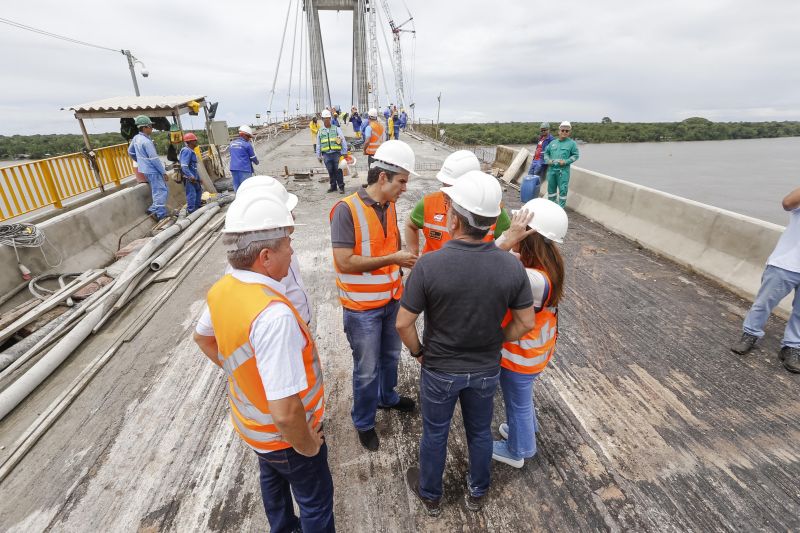 Durante a vistoria realizada neste domingo (19) pelo governador do Estado do Pará às obras de reconstrução da Ponte sobre o Rio Moju, no complexo da Alça Viária, Helder Barbalho anunciou a entrega da Nova ponte no dia 31 deste mês. <div class='credito_fotos'>Foto: Marcelo Seabra / Ag. Pará   |   <a href='/midias/2020/originais/5899_b9540377-da27-cd71-3812-a963d9647035.jpg' download><i class='fa-solid fa-download'></i> Download</a></div>