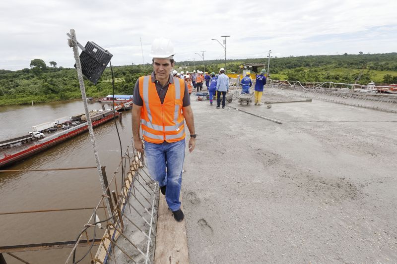 Durante a vistoria realizada neste domingo (19) pelo governador do Estado do Pará às obras de reconstrução da Ponte sobre o Rio Moju, no complexo da Alça Viária, Helder Barbalho anunciou a entrega da Nova ponte no dia 31 deste mês. <div class='credito_fotos'>Foto: Marcelo Seabra / Ag. Pará   |   <a href='/midias/2020/originais/5899_b9aa5367-9a35-adf1-8f5d-331fce4917d2.jpg' download><i class='fa-solid fa-download'></i> Download</a></div>