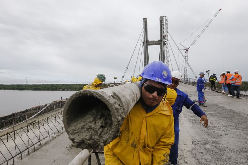 Durante a vistoria realizada neste domingo (19) pelo governador do Estado do Pará às obras de reconstrução da Ponte sobre o Rio Moju, no complexo da Alça Viária, Helder Barbalho anunciou a entrega da Nova ponte no dia 31 deste mês. <div class='credito_fotos'>Foto: Marcelo Seabra / Ag. Pará   |   <a href='/midias/2020/originais/5899_c2ff80c7-bd07-aa89-1f94-b415d35f40f2.jpg' download><i class='fa-solid fa-download'></i> Download</a></div>