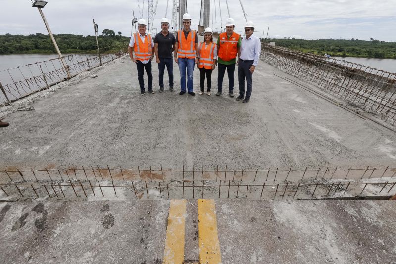 Durante a vistoria realizada neste domingo (19) pelo governador do Estado do Pará às obras de reconstrução da Ponte sobre o Rio Moju, no complexo da Alça Viária, Helder Barbalho anunciou a entrega da Nova ponte no dia 31 deste mês. <div class='credito_fotos'>Foto: Marcelo Seabra / Ag. Pará   |   <a href='/midias/2020/originais/5899_d1804686-262a-e9eb-0a1b-f033fcb4f184.jpg' download><i class='fa-solid fa-download'></i> Download</a></div>