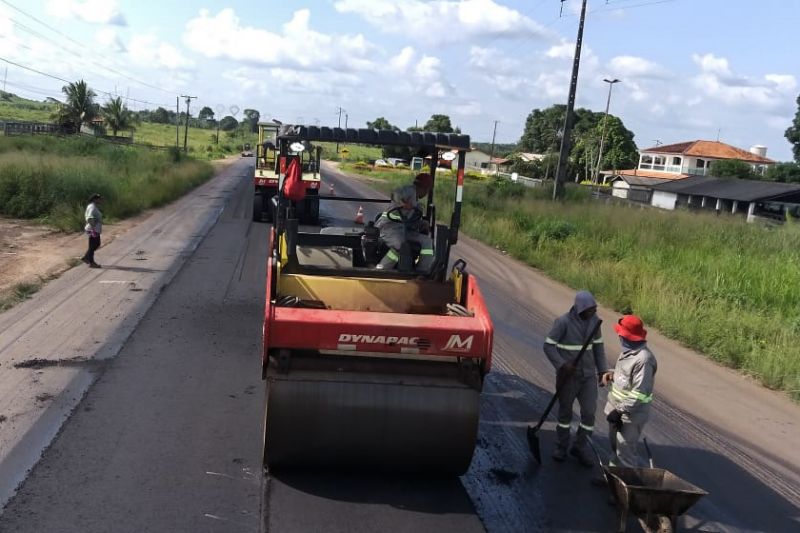 Apesar do início do período chuvoso no Pará, as obras continuam e também se intensificam para dar trafegabilidade aos trechos da rodovia PA-150, que recebem conservação em outros 99 km de toda sua extensão de mais de 320 km. <div class='credito_fotos'>Foto: ASCOM SETRAN   |   <a href='/midias/2020/originais/5923_d04e7e13-0559-49db-77b9-a47d0f12c61c.jpg' download><i class='fa-solid fa-download'></i> Download</a></div>