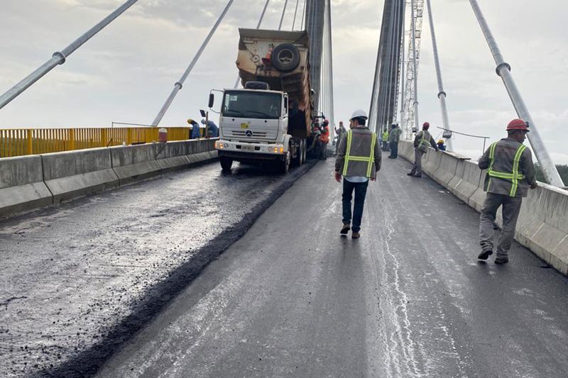 A Secretaria de Estado de Transportes (Setran) concluiu a asfaltamento da ponte Rio Moju- que será batizada de Ponte União- nesta terça-feira, 28, assim como a instalação dos três dolfins de proteção dos pilares da ponte nos dois  canais de navegação. <div class='credito_fotos'>Foto: ASCOM / SETRAN   |   <a href='/midias/2020/originais/5930_3cd8ddcc-8ca5-5666-6bae-f7c77891f160.jpg' download><i class='fa-solid fa-download'></i> Download</a></div>