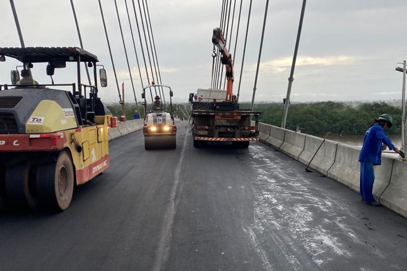 A Secretaria de Estado de Transportes (Setran) concluiu a asfaltamento da ponte Rio Moju- que será batizada de Ponte União- nesta terça-feira, 28, assim como a instalação dos três dolfins de proteção dos pilares da ponte nos dois  canais de navegação. <div class='credito_fotos'>Foto: ASCOM / SETRAN   |   <a href='/midias/2020/originais/5930_f15974be-b542-d123-2eae-97fefd1d2cb4.jpg' download><i class='fa-solid fa-download'></i> Download</a></div>