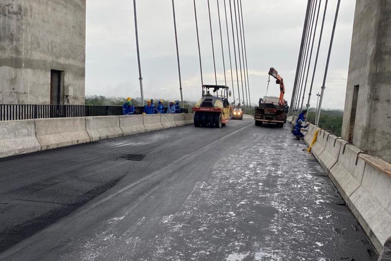 A Secretaria de Estado de Transportes (Setran) concluiu a asfaltamento da ponte Rio Moju- que será batizada de Ponte União- nesta terça-feira, 28, assim como a instalação dos três dolfins de proteção dos pilares da ponte nos dois  canais de navegação. <div class='credito_fotos'>Foto: ASCOM / SETRAN   |   <a href='/midias/2020/originais/5930_f330ebfc-726f-75e0-777f-d3a33a1d0446.jpg' download><i class='fa-solid fa-download'></i> Download</a></div>