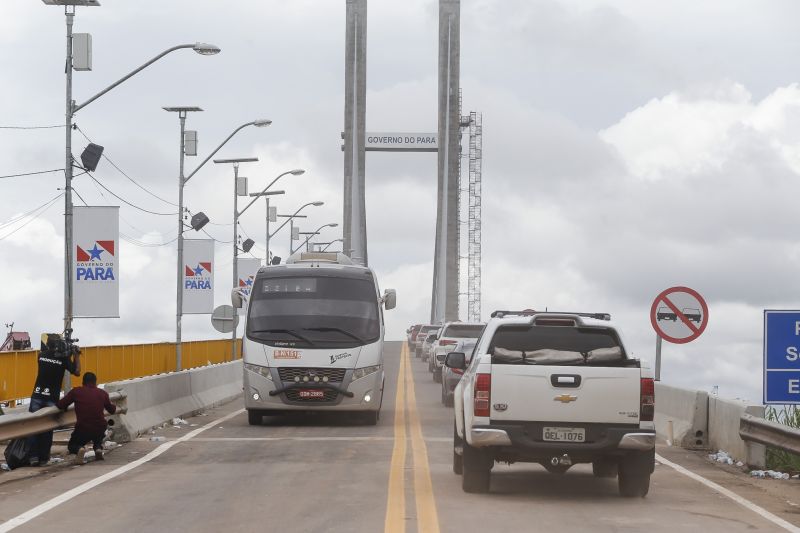Exatamente às 13h, desta sexta-feira (31), o governador Helder Barbalho autorizou a abertura do tráfego sobre a ponte União, no KM-48 da Alça Viária (PA-483), que foi interrompido bruscamente no dia 6 de abril, após a derrubada de quase um terço de sua estrutura. <div class='credito_fotos'>Foto: Marcelo Seabra / Ag. Pará   |   <a href='/midias/2020/originais/5939_0e4c76c1-f738-e735-2097-3f2a74a0e7cd.jpg' download><i class='fa-solid fa-download'></i> Download</a></div>