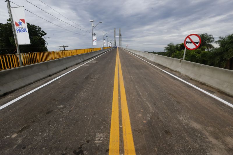 Exatamente às 13h, desta sexta-feira (31), o governador Helder Barbalho autorizou a abertura do tráfego sobre a ponte União, no KM-48 da Alça Viária (PA-483), que foi interrompido bruscamente no dia 6 de abril, após a derrubada de quase um terço de sua estrutura. <div class='credito_fotos'>Foto: Marcelo Seabra / Ag. Pará   |   <a href='/midias/2020/originais/5939_892a61c8-d4cc-2b12-a173-6372e97e9e74.jpg' download><i class='fa-solid fa-download'></i> Download</a></div>