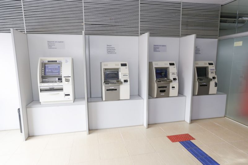 Caixas eletrônicos da nova agência bancária