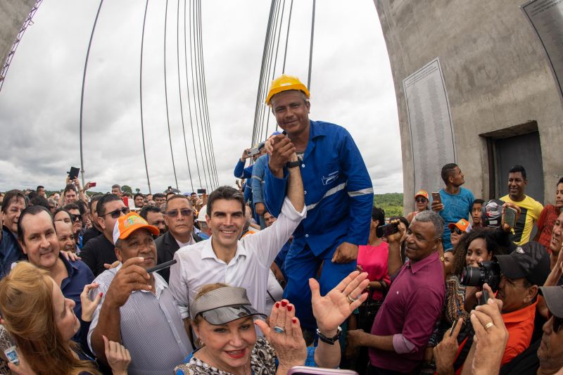 Cerca de 5 mil pessoas, moradoras dos municípios do Acará e Moju, foram recepcionar e agradecer ao governador o empenho pela resposta rápida na construção da ponte, que acontece em tempo recorde. <div class='credito_fotos'>Foto: Marco Santos / Ag. Pará   |   <a href='/midias/2020/originais/5941_5317c82b-bd11-da35-9f43-51a26d8b5e00.jpg' download><i class='fa-solid fa-download'></i> Download</a></div>