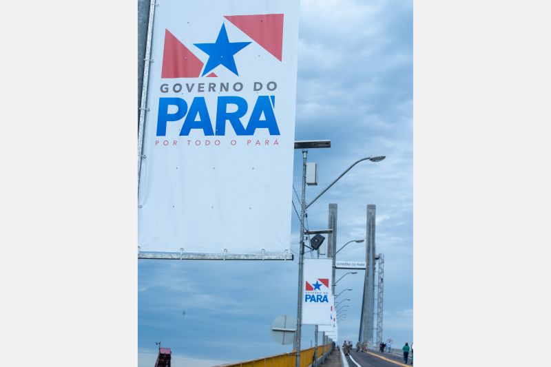 Cerca de 5 mil pessoas, moradoras dos municípios do Acará e Moju, foram recepcionar e agradecer ao governador o empenho pela resposta rápida na construção da ponte, que acontece em tempo recorde. <div class='credito_fotos'>Foto: Marco Santos / Ag. Pará   |   <a href='/midias/2020/originais/5941_f70917af-ee95-a4a8-31be-d88340bacb0c.jpg' download><i class='fa-solid fa-download'></i> Download</a></div>