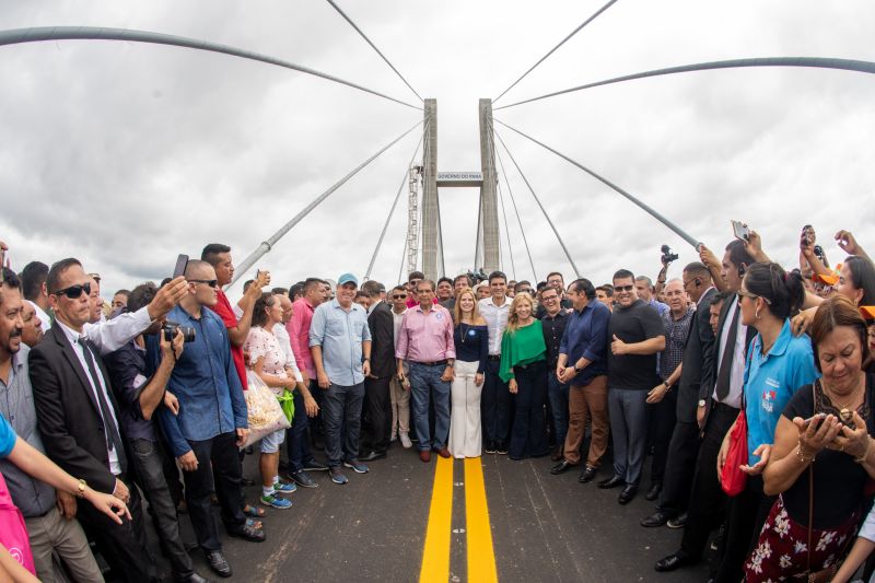 Cerca de 5 mil pessoas, moradoras dos municípios do Acará e Moju, foram recepcionar e agradecer ao governador o empenho pela resposta rápida na construção da ponte, que acontece em tempo recorde. <div class='credito_fotos'>Foto: Marco Santos / Ag. Pará   |   <a href='/midias/2020/originais/5941_f9249c5d-b674-9586-5bd1-f32bd74b45f2.jpg' download><i class='fa-solid fa-download'></i> Download</a></div>