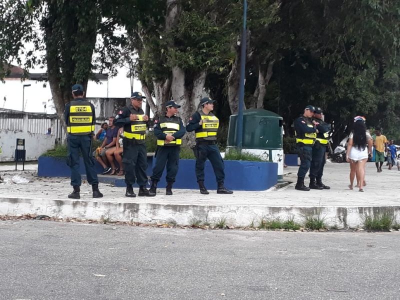 O tradicional bloco de rua Rabo do Peru arrastou mais de 15 mil foliões pelas ruas do distrito de Icoaraci, em Belém, nesta Quarta-Feira de Cinzas (26). A festa, que marca o encerramento do Carnaval no distrito, contou com ações preventivas e ostensivas de diversos órgãos da segurança pública, integrados por meio da operação Carnaval Seguro, coordenada pela Secretaria de Estado de Segurança Pública do Pará (Segup).

FOTO: Grasiela Costa / SEGUP <div class='credito_fotos'>Foto: Ascom Segup   |   <a href='/midias/2020/originais/6027_0ddf58b5-e69c-df60-61cf-4e915b7b097e.jpg' download><i class='fa-solid fa-download'></i> Download</a></div>