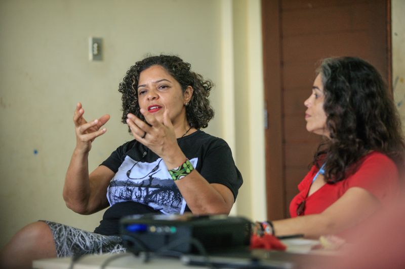 O que a mulher tem a dizer? Como ser mais forte na sociedade? As respostas são variadas e puderam ser ditas durante uma roda de conversa sobre empreendedorismo feminino, realizada nesta segunda-feira (02), no ParaPaz, pólo Guamá.  <div class='credito_fotos'>Foto: JADER PAES / AG. PARÁ   |   <a href='/midias/2020/originais/6039_3bbc957b-457c-0da5-1a32-7d5cbab2a2b8.jpg' download><i class='fa-solid fa-download'></i> Download</a></div>