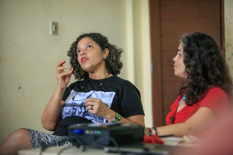 O que a mulher tem a dizer? Como ser mais forte na sociedade? As respostas são variadas e puderam ser ditas durante uma roda de conversa sobre empreendedorismo feminino, realizada nesta segunda-feira (02), no ParaPaz, pólo Guamá.  <div class='credito_fotos'>Foto: JADER PAES / AG. PARÁ   |   <a href='/midias/2020/originais/6039_537378ec-7328-4bf4-9904-10ab63193593.jpg' download><i class='fa-solid fa-download'></i> Download</a></div>