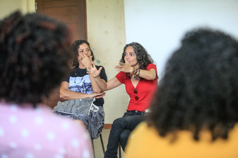 O que a mulher tem a dizer? Como ser mais forte na sociedade? As respostas são variadas e puderam ser ditas durante uma roda de conversa sobre empreendedorismo feminino, realizada nesta segunda-feira (02), no ParaPaz, pólo Guamá.  <div class='credito_fotos'>Foto: JADER PAES / AG. PARÁ   |   <a href='/midias/2020/originais/6039_582ea6ca-0fed-bf7e-baf6-253248c38b7c.jpg' download><i class='fa-solid fa-download'></i> Download</a></div>