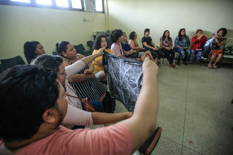 O que a mulher tem a dizer? Como ser mais forte na sociedade? As respostas são variadas e puderam ser ditas durante uma roda de conversa sobre empreendedorismo feminino, realizada nesta segunda-feira (02), no ParaPaz, pólo Guamá.  <div class='credito_fotos'>Foto: JADER PAES / AG. PARÁ   |   <a href='/midias/2020/originais/6039_879c3b28-35dd-cc79-89d0-9ea5fd6365cb.jpg' download><i class='fa-solid fa-download'></i> Download</a></div>