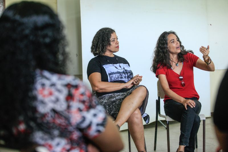 O que a mulher tem a dizer? Como ser mais forte na sociedade? As respostas são variadas e puderam ser ditas durante uma roda de conversa sobre empreendedorismo feminino, realizada nesta segunda-feira (02), no ParaPaz, pólo Guamá.  <div class='credito_fotos'>Foto: JADER PAES / AG. PARÁ   |   <a href='/midias/2020/originais/6039_95da2fbd-4f94-2ff7-cbb3-f024359ca25a.jpg' download><i class='fa-solid fa-download'></i> Download</a></div>