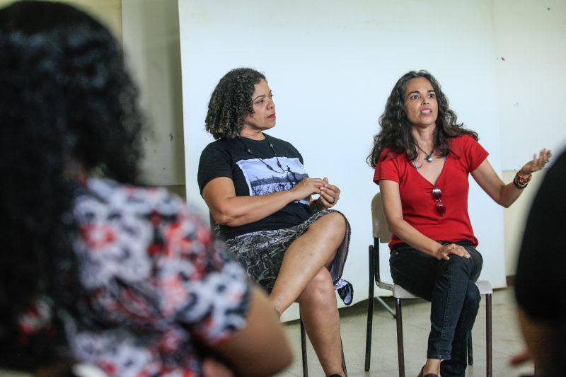 O que a mulher tem a dizer? Como ser mais forte na sociedade? As respostas são variadas e puderam ser ditas durante uma roda de conversa sobre empreendedorismo feminino, realizada nesta segunda-feira (02), no ParaPaz, pólo Guamá.  <div class='credito_fotos'>Foto: JADER PAES / AG. PARÁ   |   <a href='/midias/2020/originais/6039_ff65b7a7-7773-af97-f925-204972edf59e.jpg' download><i class='fa-solid fa-download'></i> Download</a></div>