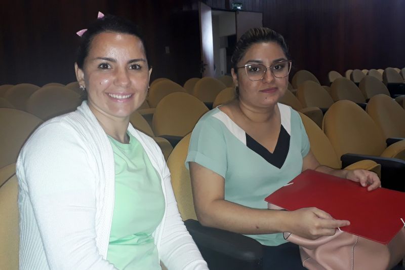 Enfermeira Salma Lopes Lujan e a biomédica Edlainny Ribeiro  <div class='credito_fotos'>Foto: ASCOM / SESPA   |   <a href='/midias/2020/originais/6045_38e51824-dc4c-0bfa-2e6f-4d34ed0eb2df.jpg' download><i class='fa-solid fa-download'></i> Download</a></div>