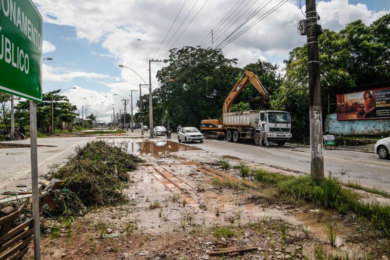 Na manhã desta quarta-feira (18), equipes do Governo iniciaram ações emergenciais de limpeza e desobstrução de valas, fossas e canais em vários pontos de Belém, o objetivo é combater os alagamentos na cidade. <div class='credito_fotos'>Foto: Jader Paes / Agência Pará   |   <a href='/midias/2020/originais/6088_0143c9e6-2f1e-8a39-4451-f6588fe67edb.jpg' download><i class='fa-solid fa-download'></i> Download</a></div>