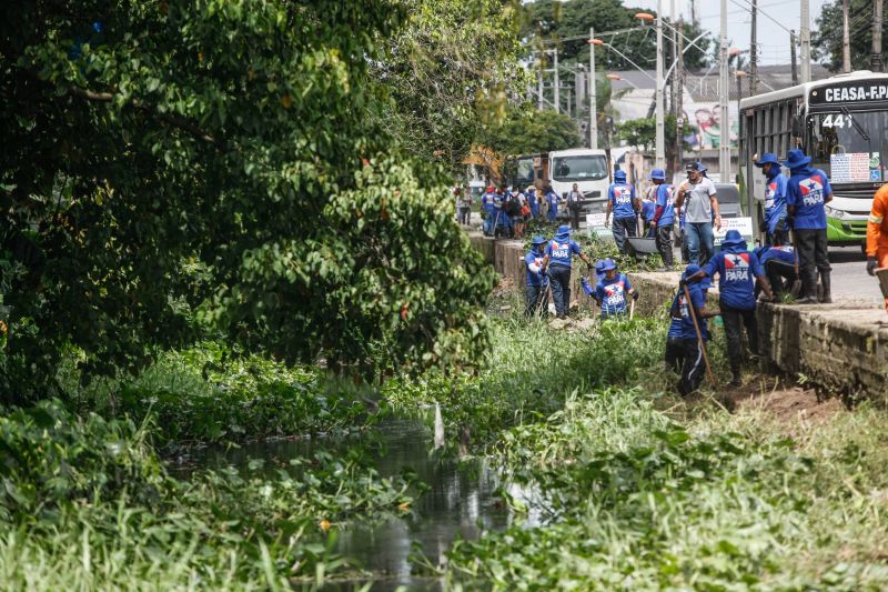Na manhã desta quarta-feira (18), equipes do Governo iniciaram ações emergenciais de limpeza e desobstrução de valas, fossas e canais em vários pontos de Belém, o objetivo é combater os alagamentos na cidade. <div class='credito_fotos'>Foto: Jader Paes / Agência Pará   |   <a href='/midias/2020/originais/6088_06d77b47-d3fa-2546-bae2-dcd8e43b8427.jpg' download><i class='fa-solid fa-download'></i> Download</a></div>