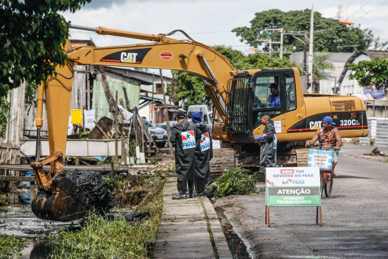 Na manhã desta quarta-feira (18), equipes do Governo iniciaram ações emergenciais de limpeza e desobstrução de valas, fossas e canais em vários pontos de Belém, o objetivo é combater os alagamentos na cidade. <div class='credito_fotos'>Foto: Jader Paes / Agência Pará   |   <a href='/midias/2020/originais/6088_1190b88d-bab6-8cdc-e6f3-42cd11be1c4b.jpg' download><i class='fa-solid fa-download'></i> Download</a></div>
