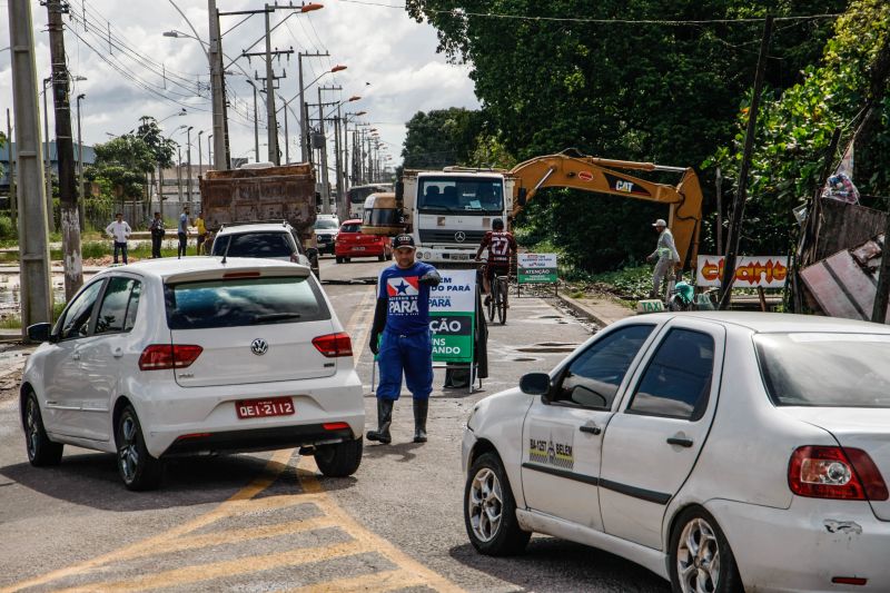 Na manhã desta quarta-feira (18), equipes do Governo iniciaram ações emergenciais de limpeza e desobstrução de valas, fossas e canais em vários pontos de Belém, o objetivo é combater os alagamentos na cidade. <div class='credito_fotos'>Foto: Jader Paes / Agência Pará   |   <a href='/midias/2020/originais/6088_253f177e-e894-d780-403e-d8336453596f.jpg' download><i class='fa-solid fa-download'></i> Download</a></div>