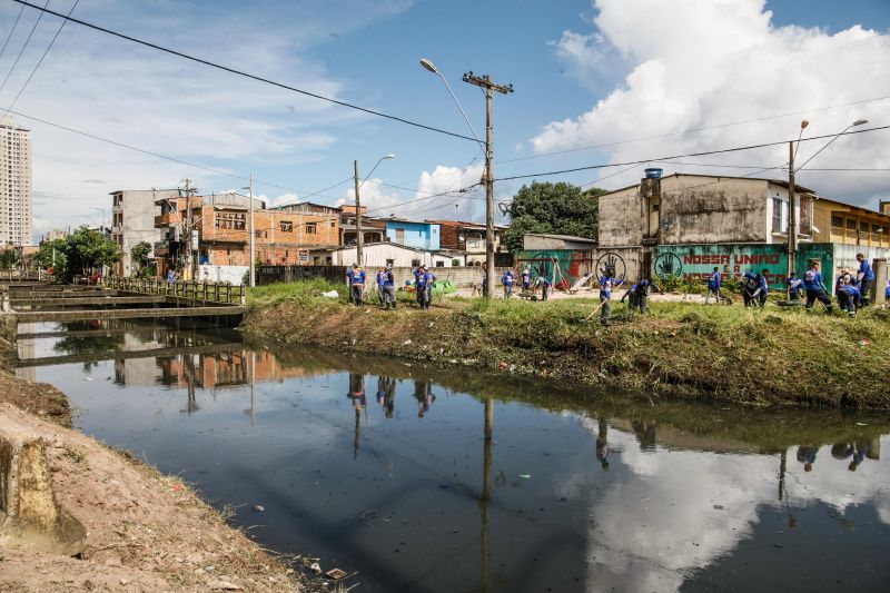 Na manhã desta quarta-feira (18), equipes do Governo iniciaram ações emergenciais de limpeza e desobstrução de valas, fossas e canais em vários pontos de Belém, o objetivo é combater os alagamentos na cidade. <div class='credito_fotos'>Foto: Jader Paes / Agência Pará   |   <a href='/midias/2020/originais/6088_3253b8eb-2dc3-9395-8eab-f6b3f70e343e.jpg' download><i class='fa-solid fa-download'></i> Download</a></div>